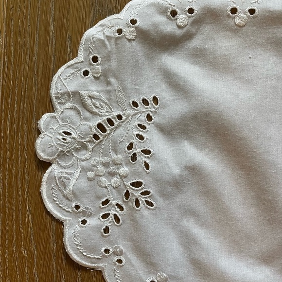 Elegant White Lace Placemats - Picture 3 of 11